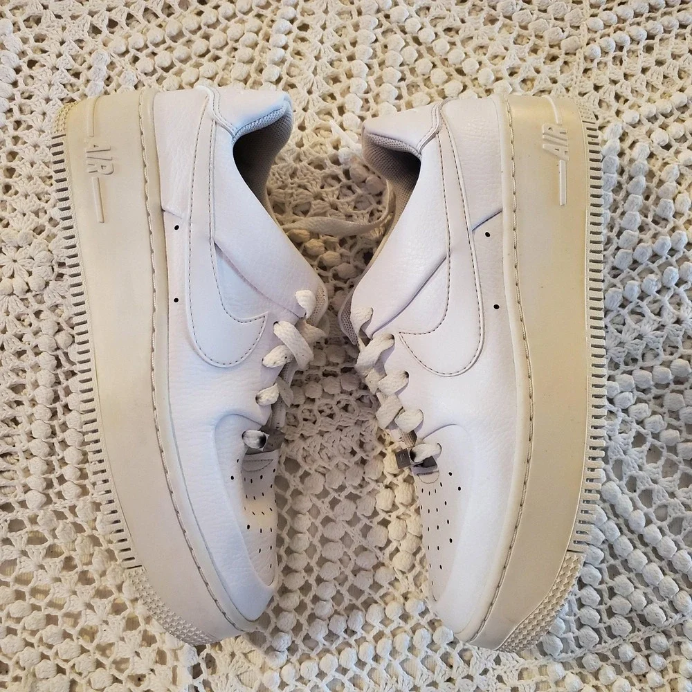 Nike Air Force 1 Sage Low Shoes Womens Size 7 White Platform AR5339-100 Sneakers